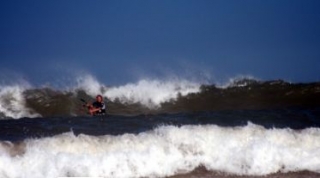  Afuera en las olas embravecidas 
